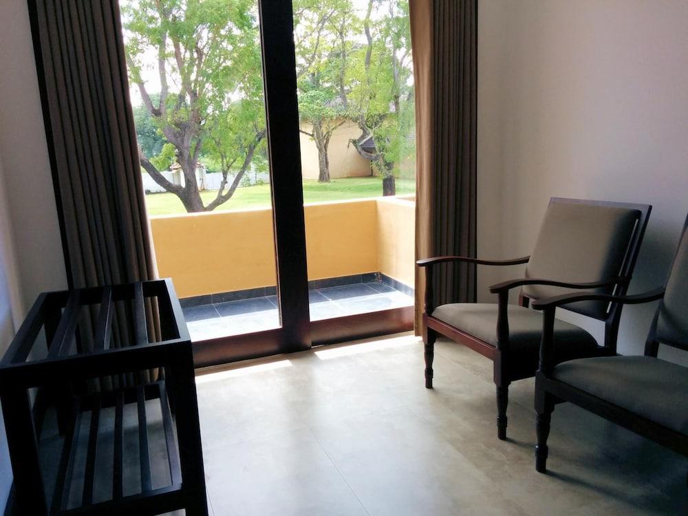 Rajarata Hotel Anuradhapura Ngoại thất bức ảnh