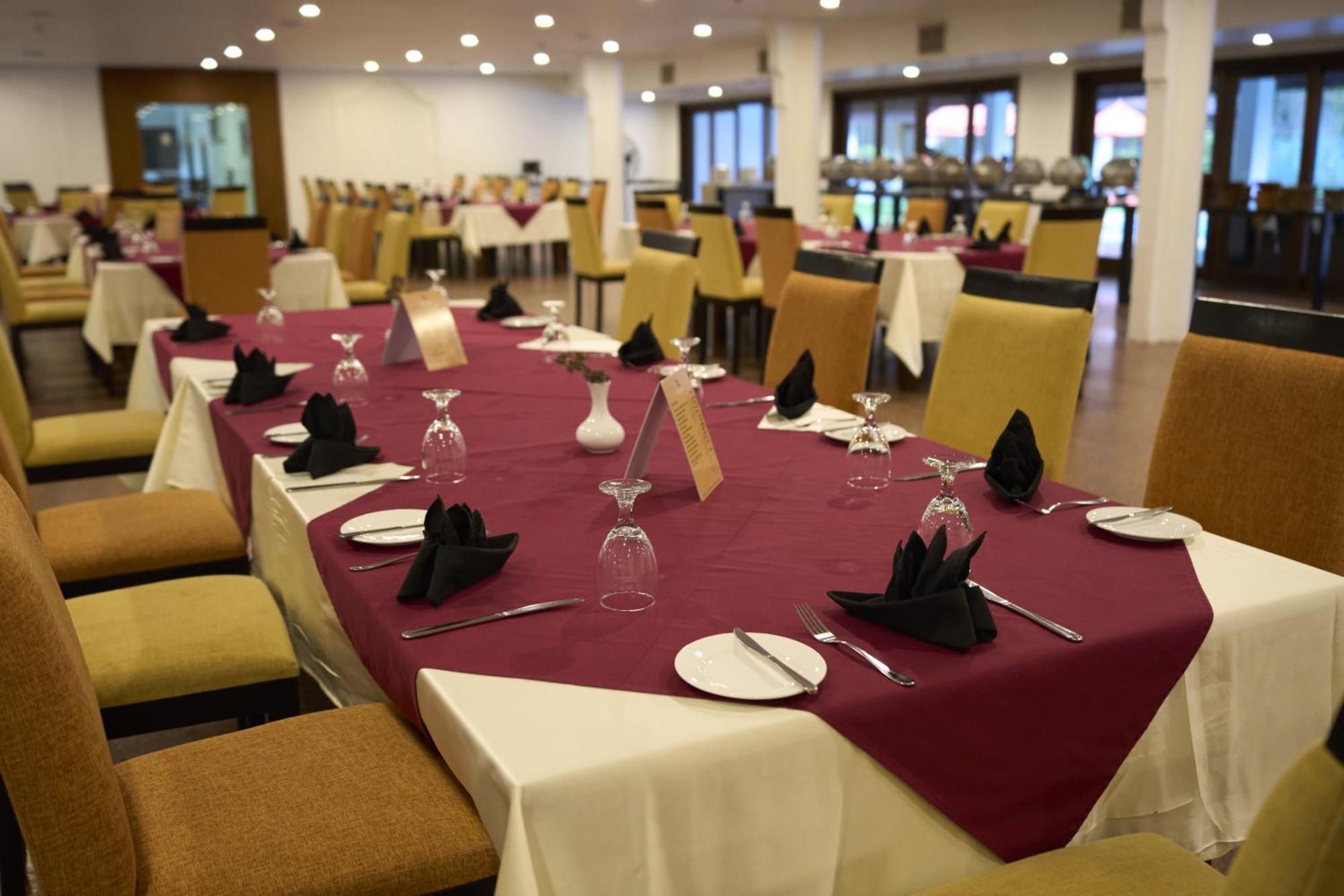 Rajarata Hotel Anuradhapura Ngoại thất bức ảnh